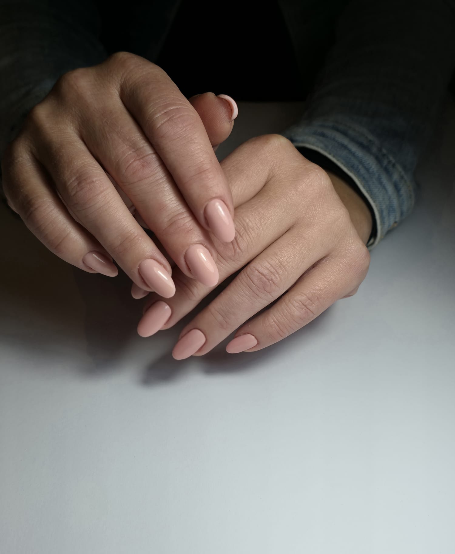 Nude nagels voor een donkere achtergrond