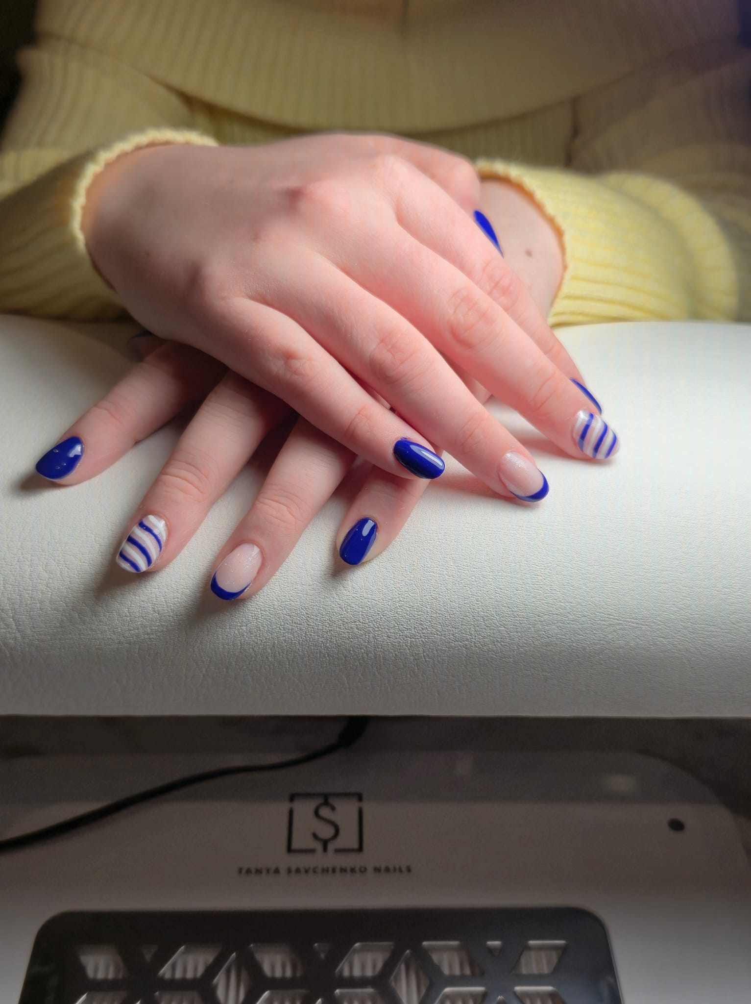 Nailart met blauwe lijnen op nude nagels