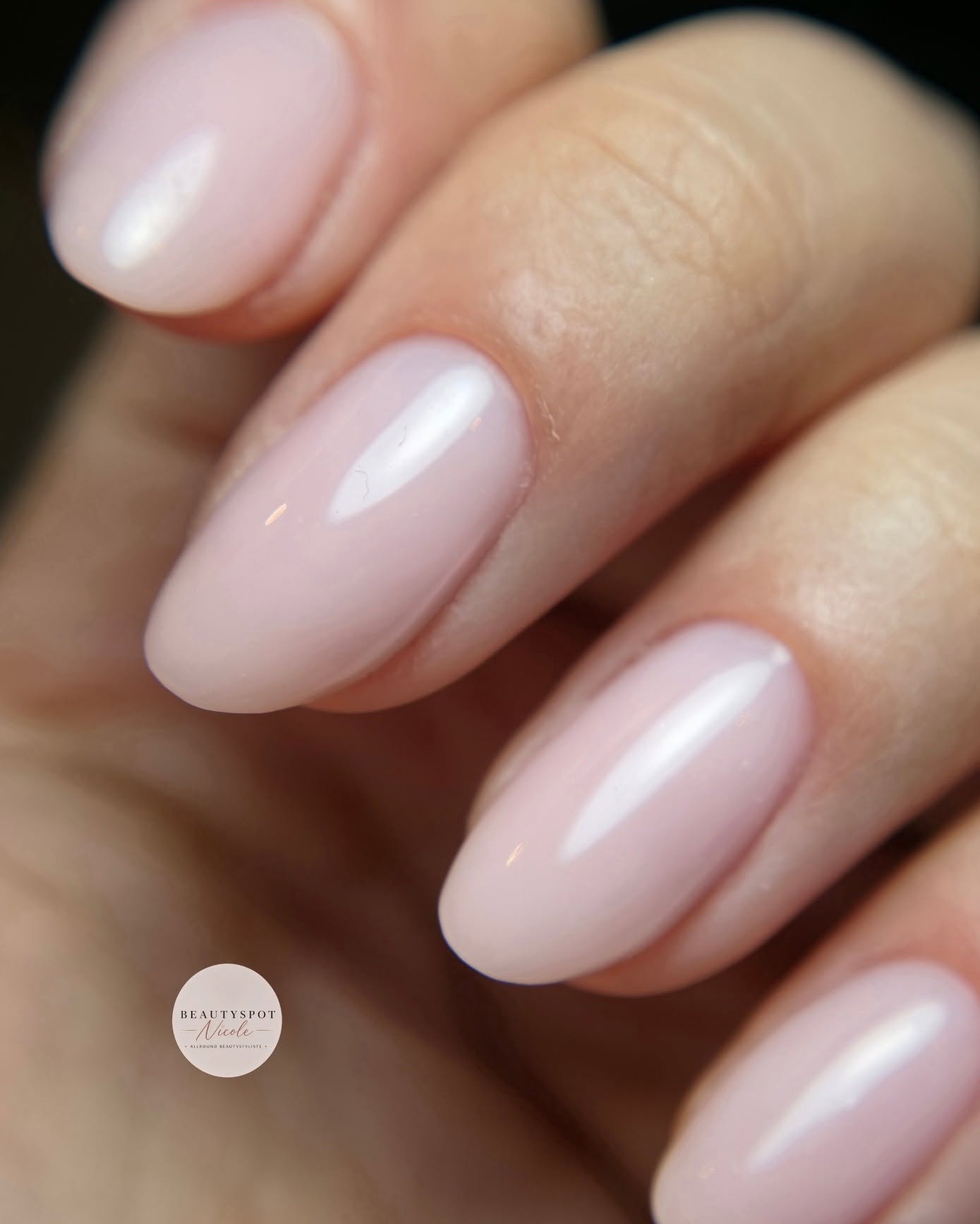 Melkachtig roze amandelnagels