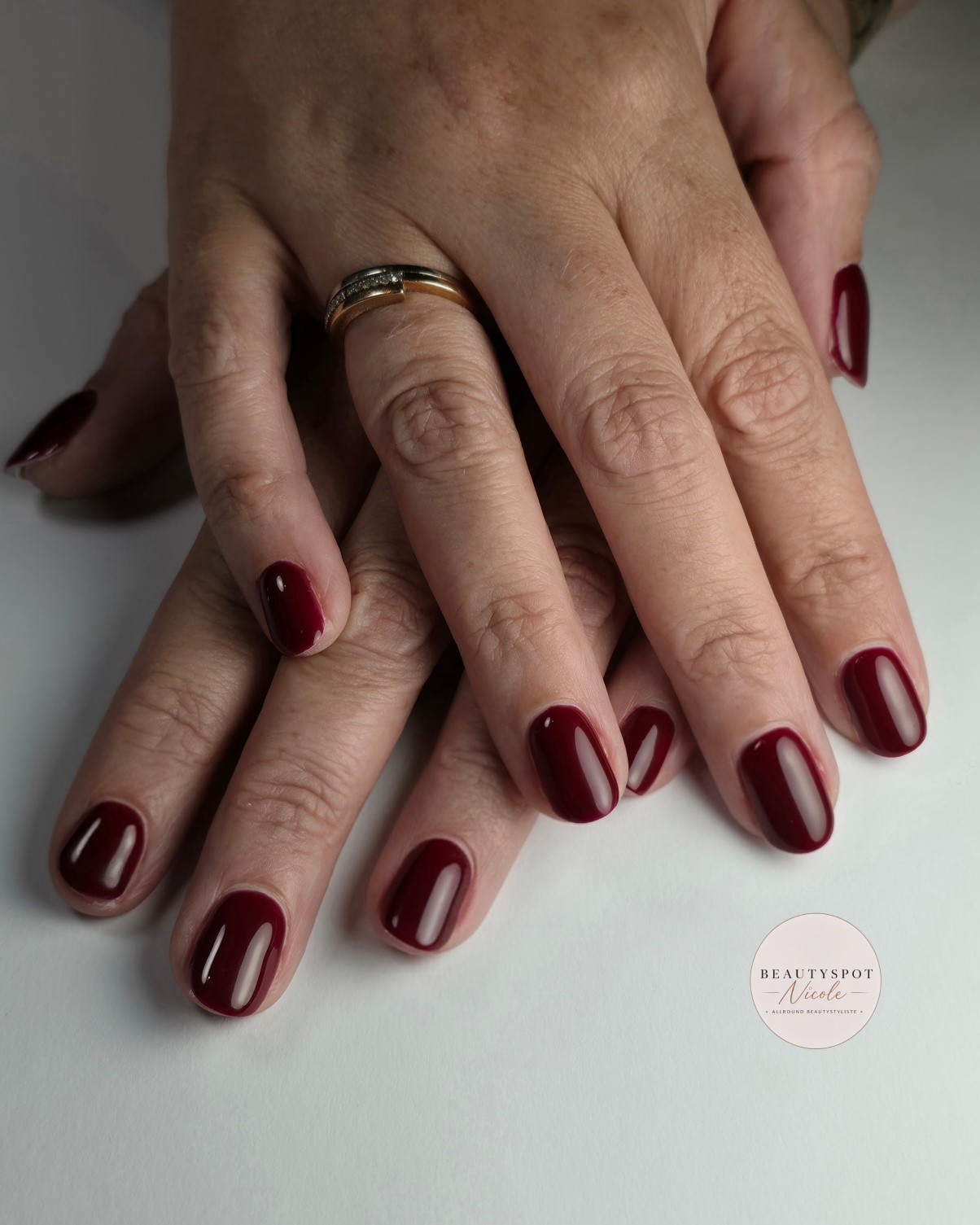 Donkerrode korte nagels