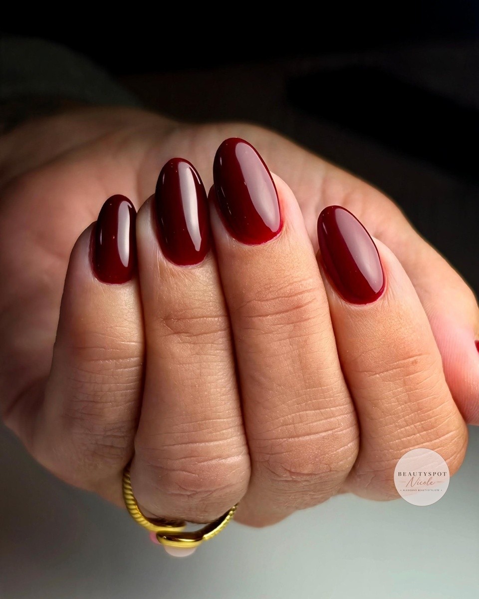 Bordeauxrode amandelvormige nagels