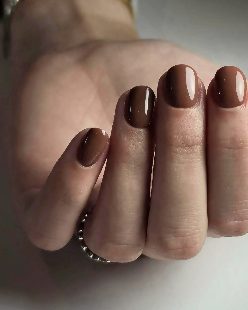 Bruine gelpolish op korte nagels